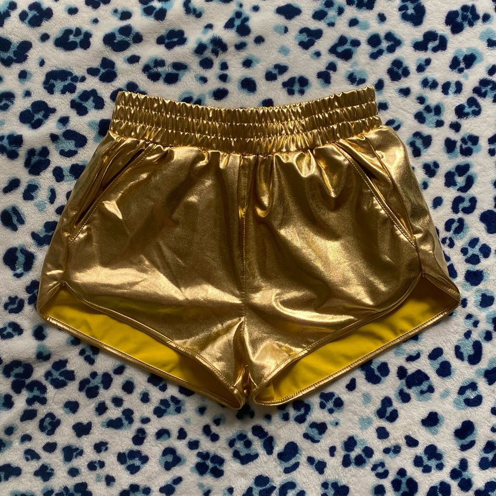 metallic gold shorts 💛✨